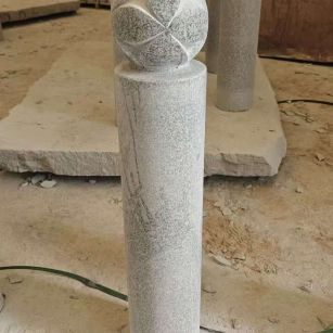 七台河 芝麻白花岗岩石材挡车石柱、停车柱、圆柱挡车柱、方柱挡车柱等