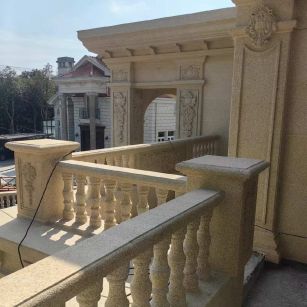 七台河 黄金麻别墅外墙干挂雕花配合阳台栏杆花瓶柱