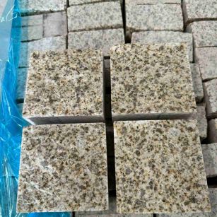 七台河 黄金麻花岗岩自然面小方块，弹石，马蹄石等