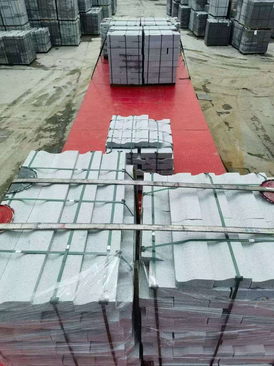 七台河 芝麻白仿形加直形路沿石出货日常