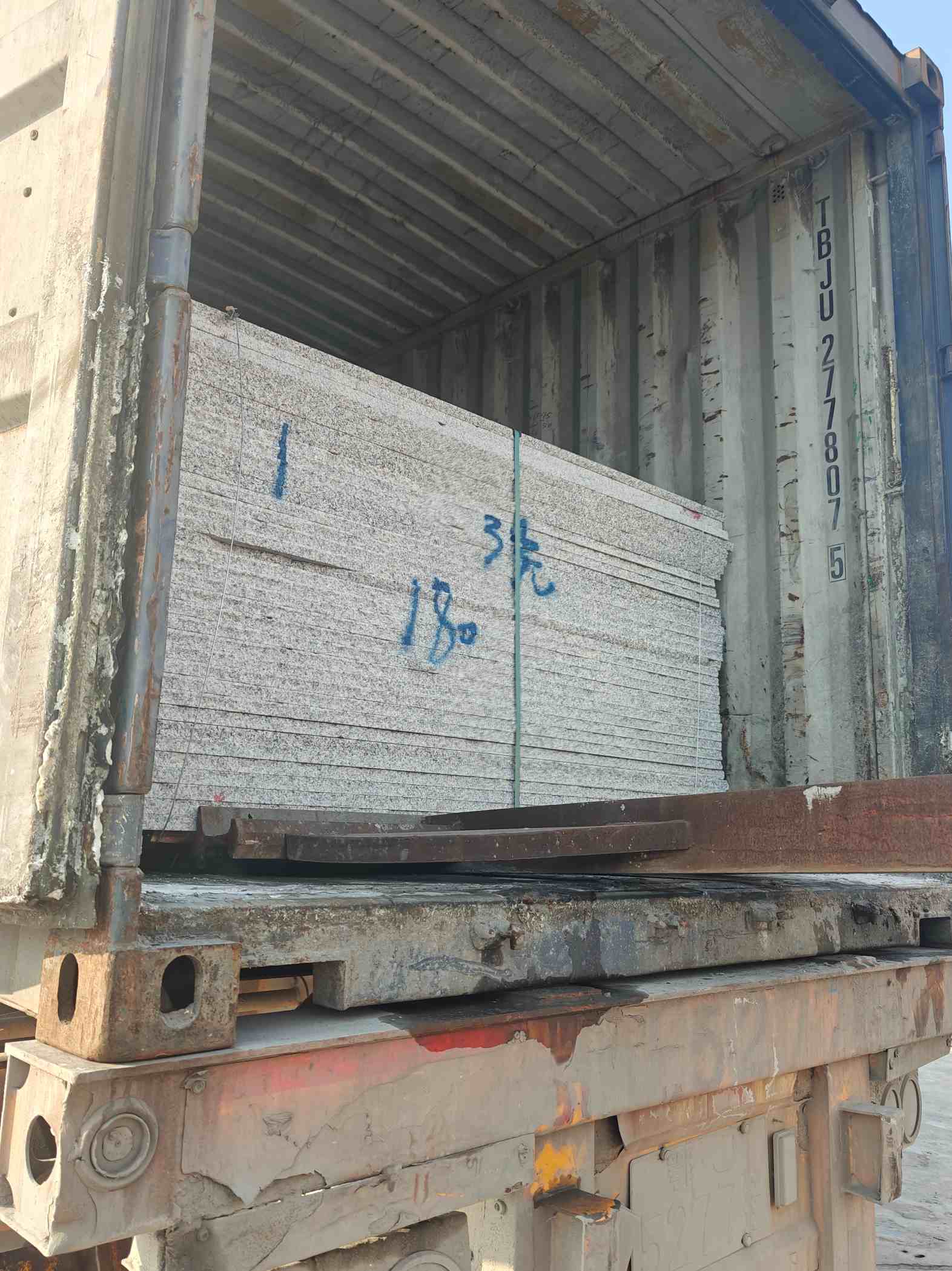 七台河 芝麻白花岗岩石材3.0公分光面毛板装柜出货