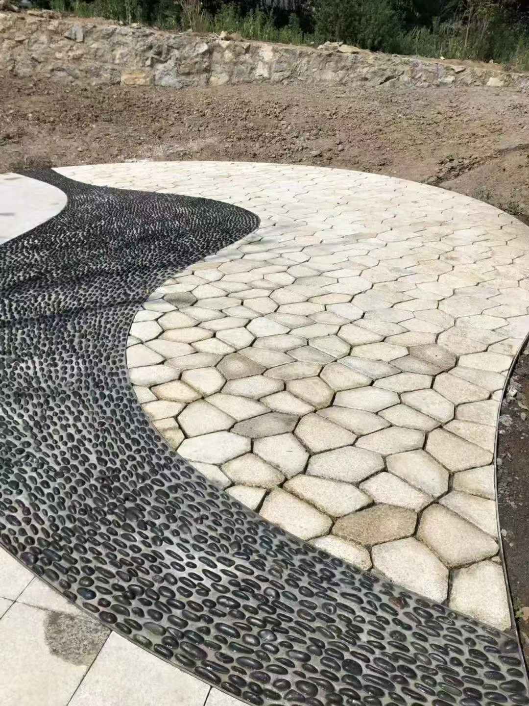 七台河 黄金麻冰裂纹地铺石工地铺装案例