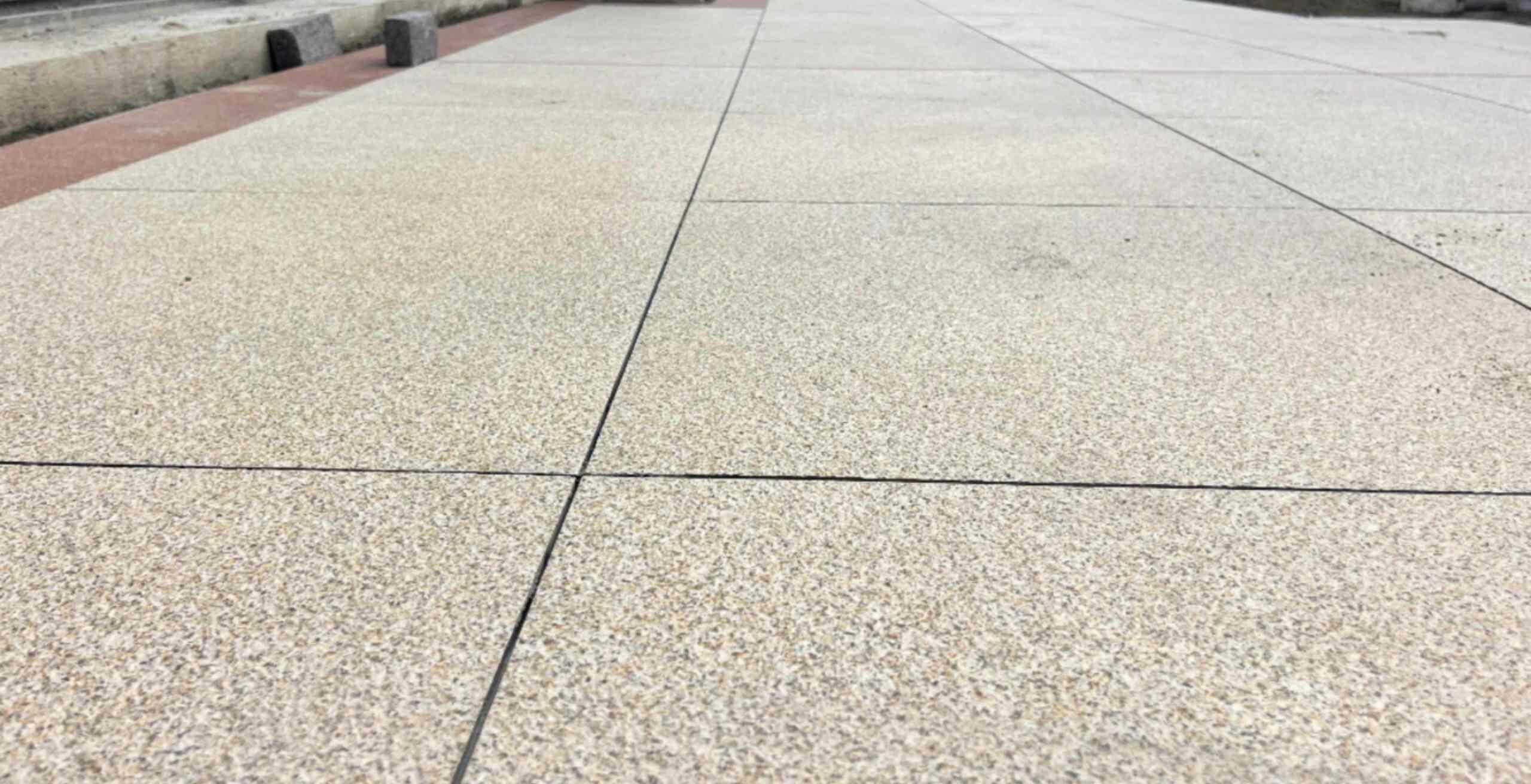 七台河 黄金麻花岗岩石板材荔枝面地面铺装效果