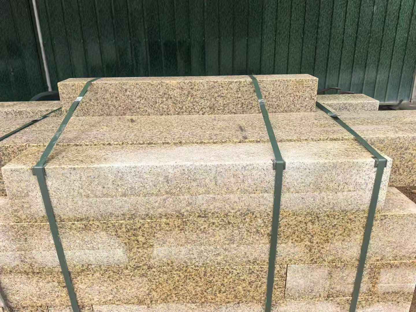 七台河 黄金麻花岗岩石材机切面栏杆料半成品