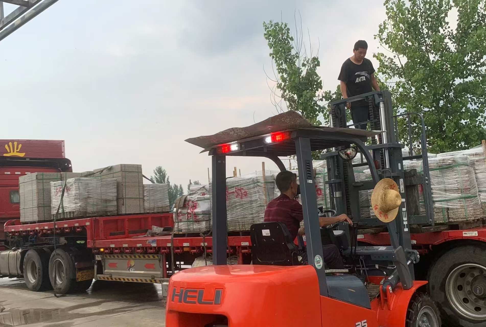 七台河 黄金麻冰裂纹，地铺石装车