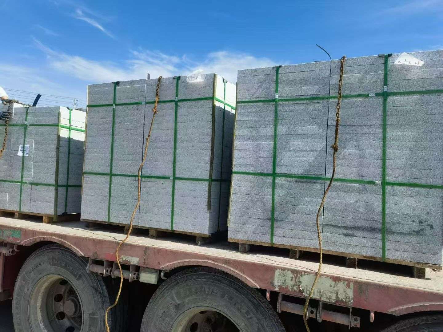 七台河 芝麻白花岗岩地铺石装车日常