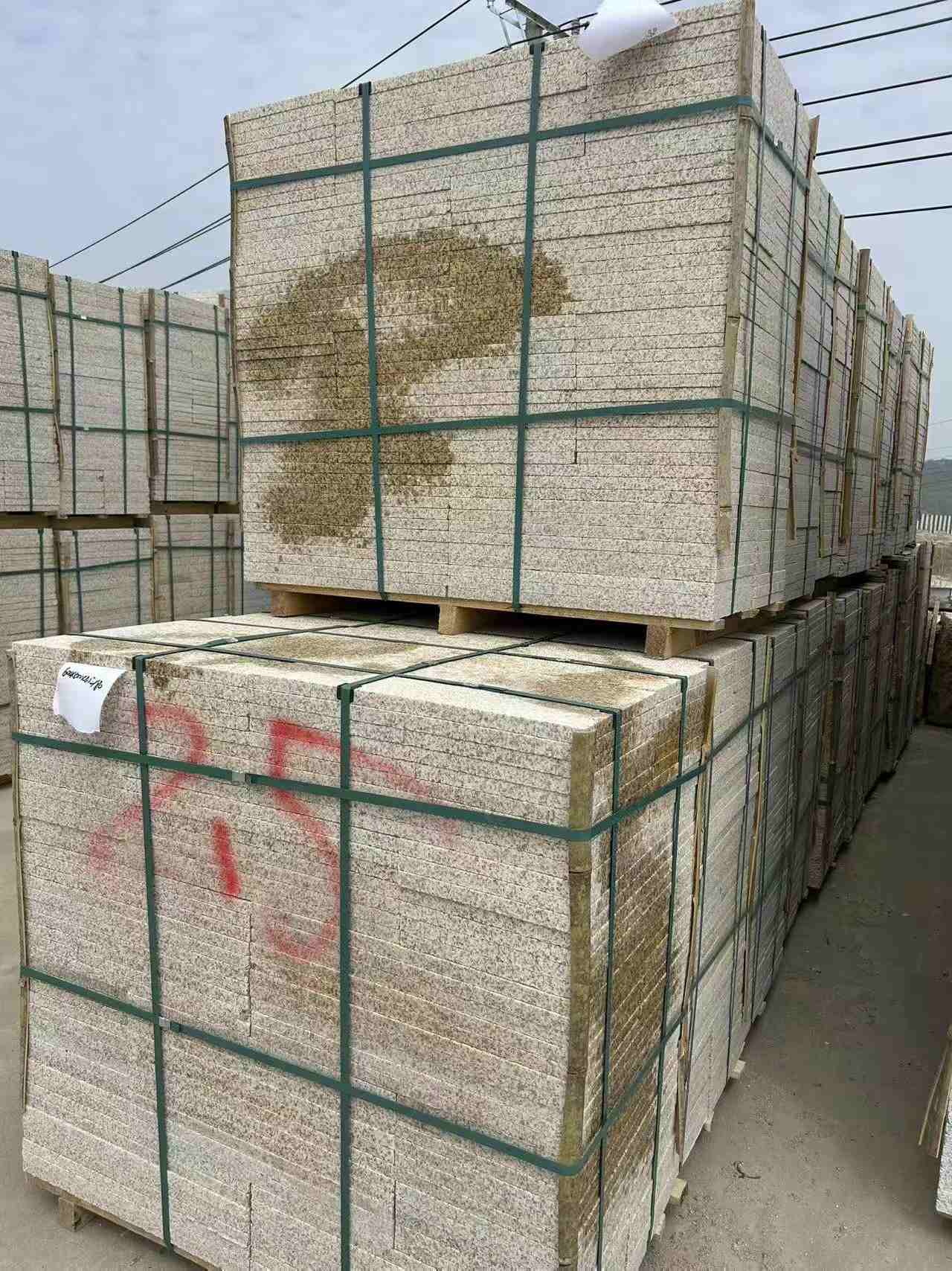 七台河 黄金麻花岗岩石材荔枝面地铺石2.5*300*600