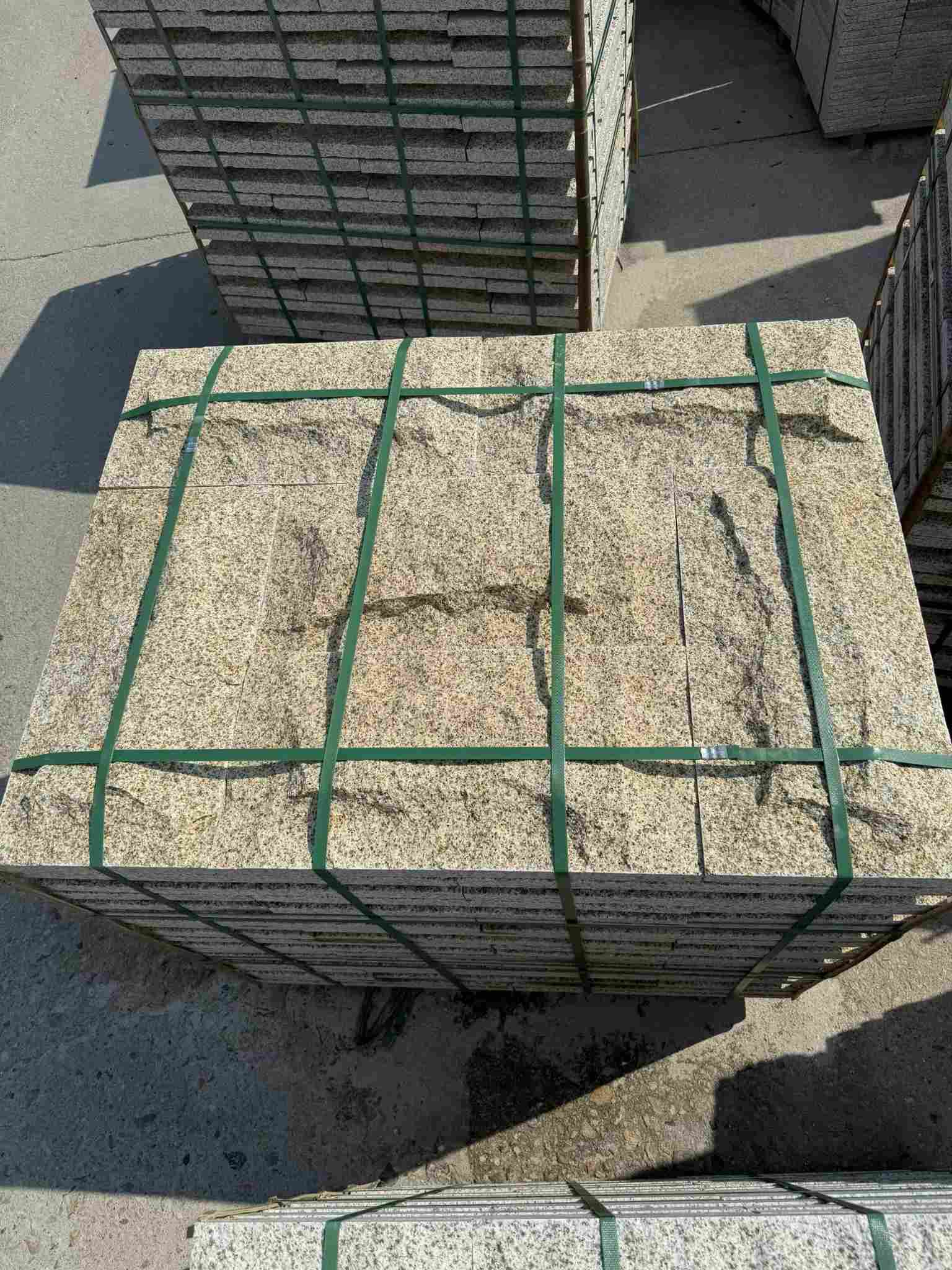 七台河 黄金麻花岗岩石材自然面蘑菇石成品