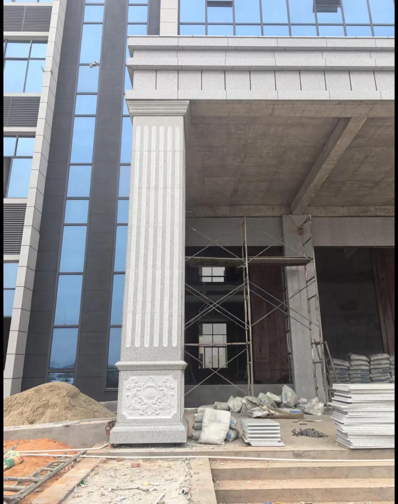 七台河 芝麻白光面花岗岩门楼大柱（罗马柱）配雕花底座