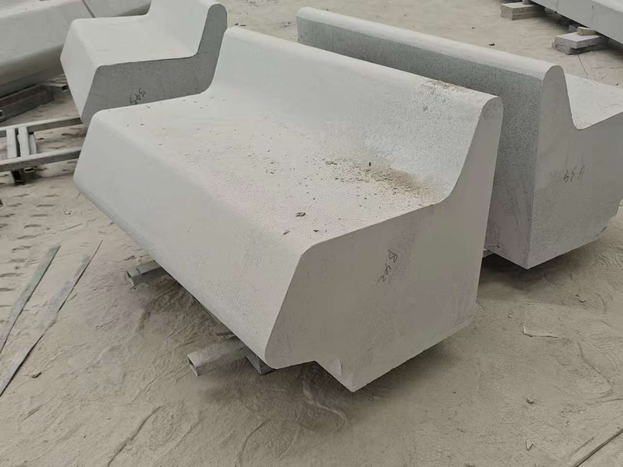 七台河 芝麻白花岗岩异形坐凳，石凳