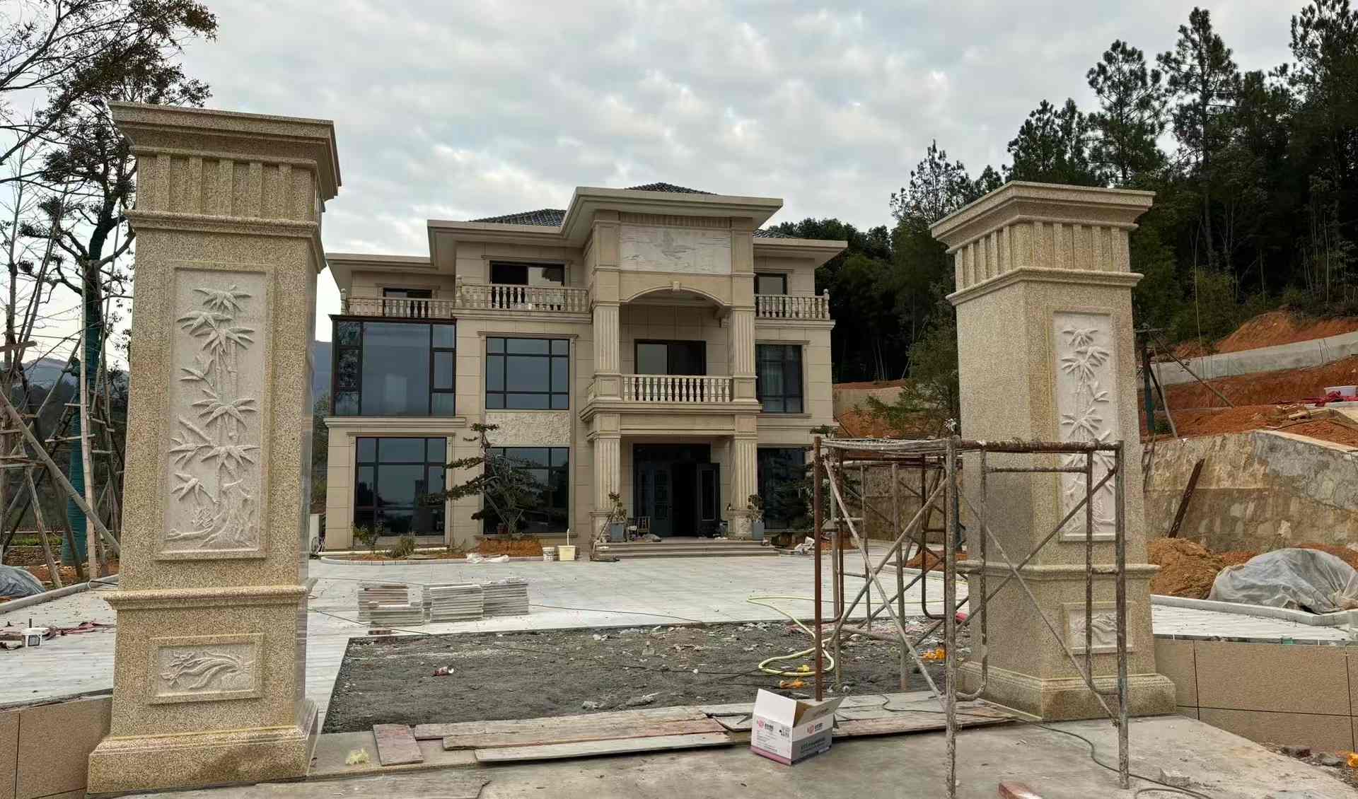 七台河 黄金麻花岗岩别墅雕花外墙干挂配上门口雕花罗马柱