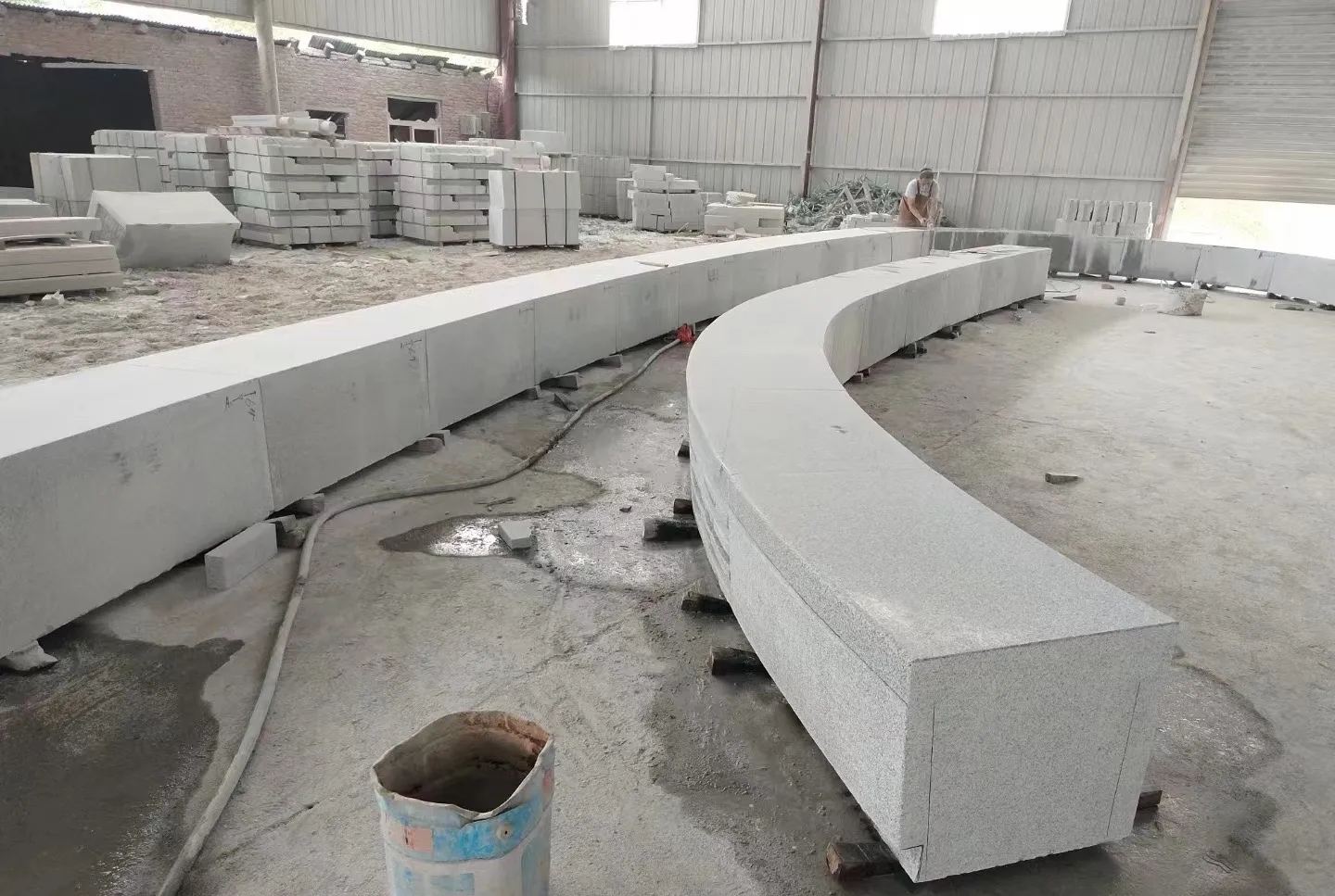 七台河芝麻白花岗岩石板材 园林光面弧形坐凳