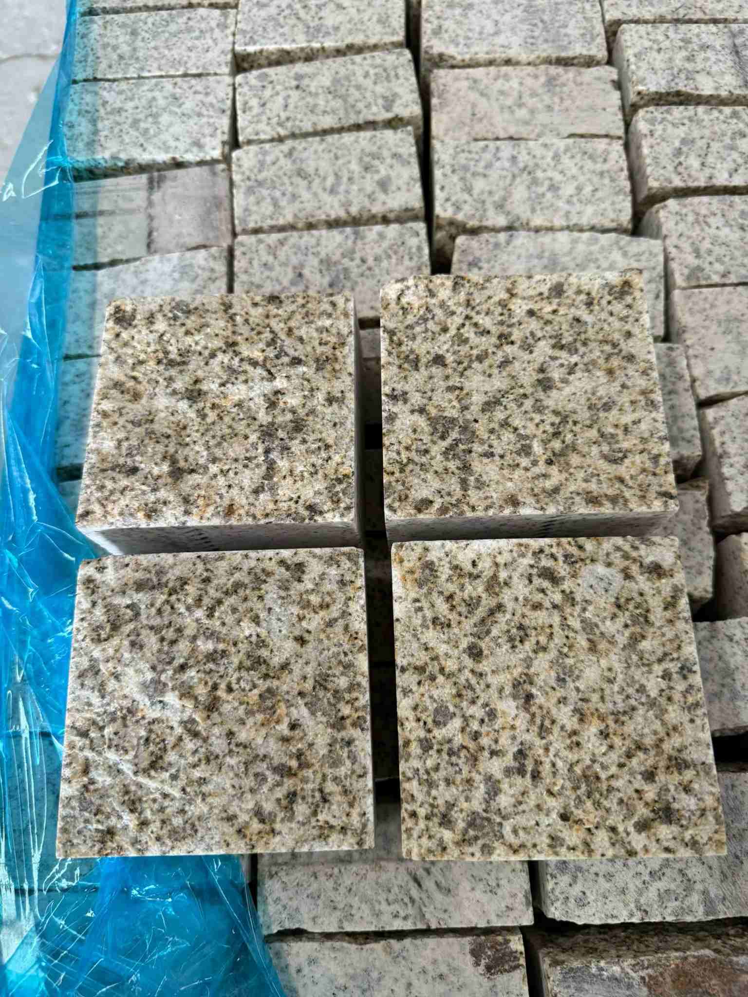 七台河 黄金麻花岗岩自然面小方块，弹石，马蹄石等