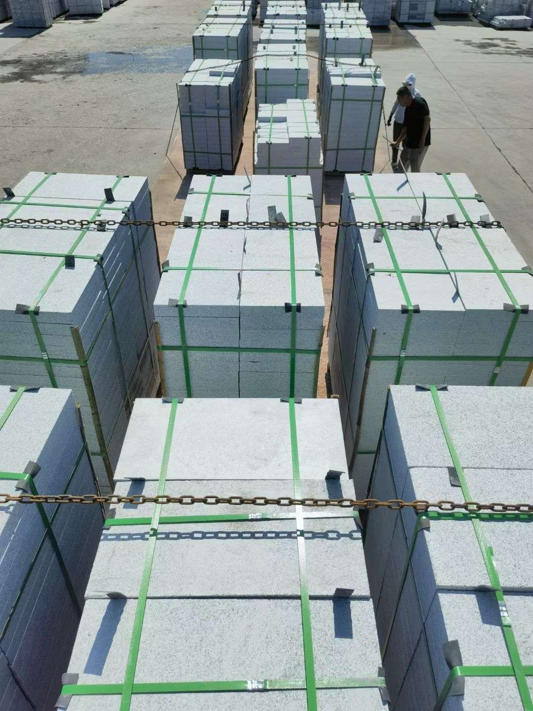 七台河 芝麻白花岗岩5公分地铺石 花岗岩厂家工厂装车日常