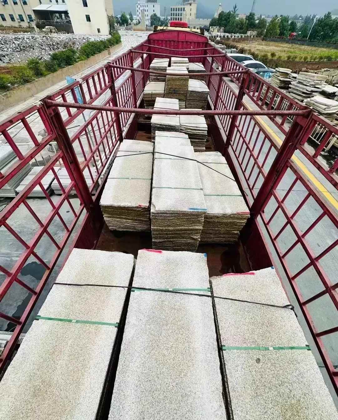 七台河 黄金麻花岗岩荔枝面，光面毛板装车完成