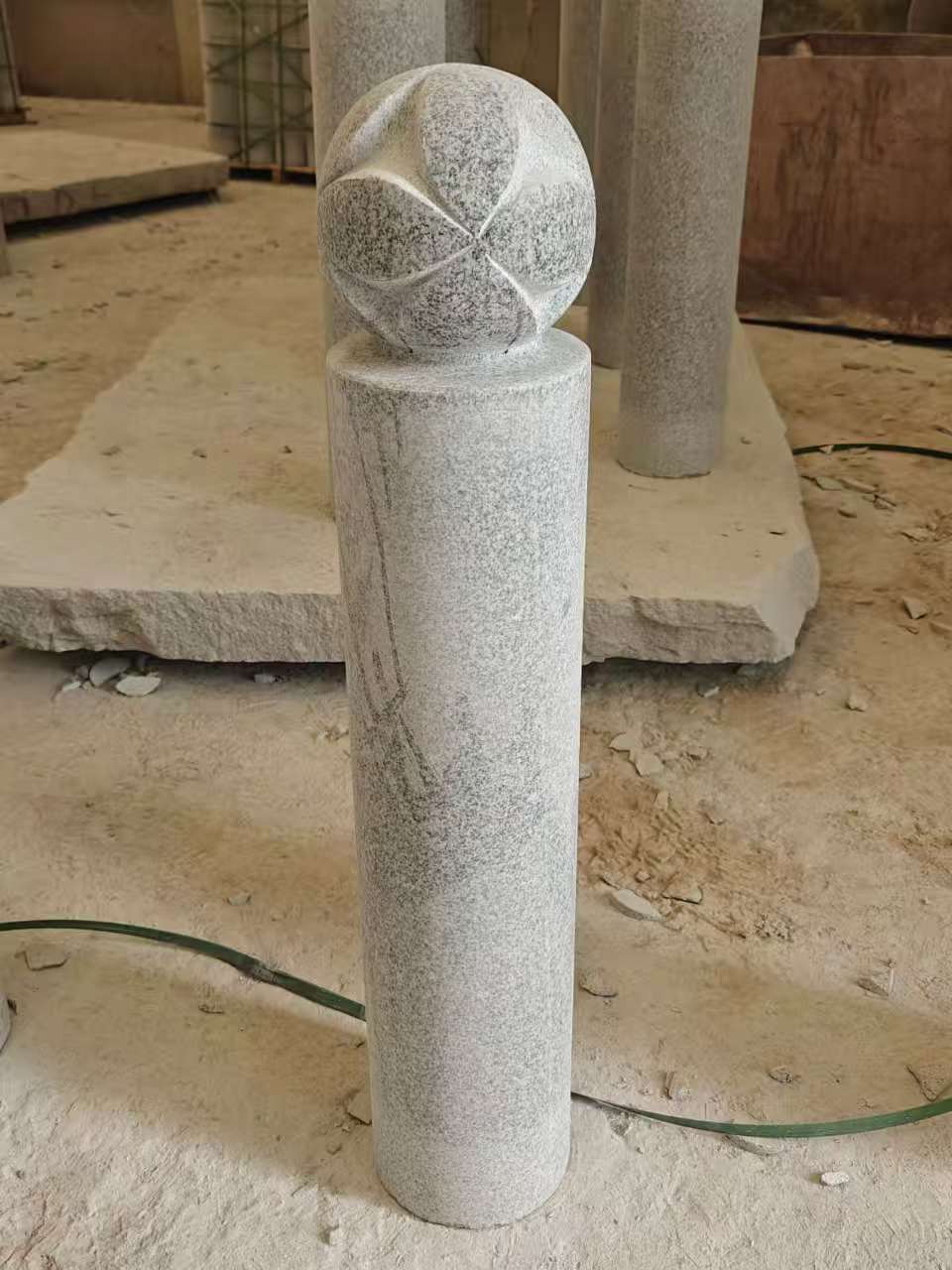 七台河 芝麻白花岗岩石材挡车石柱、停车柱、圆柱挡车柱、方柱挡车柱等