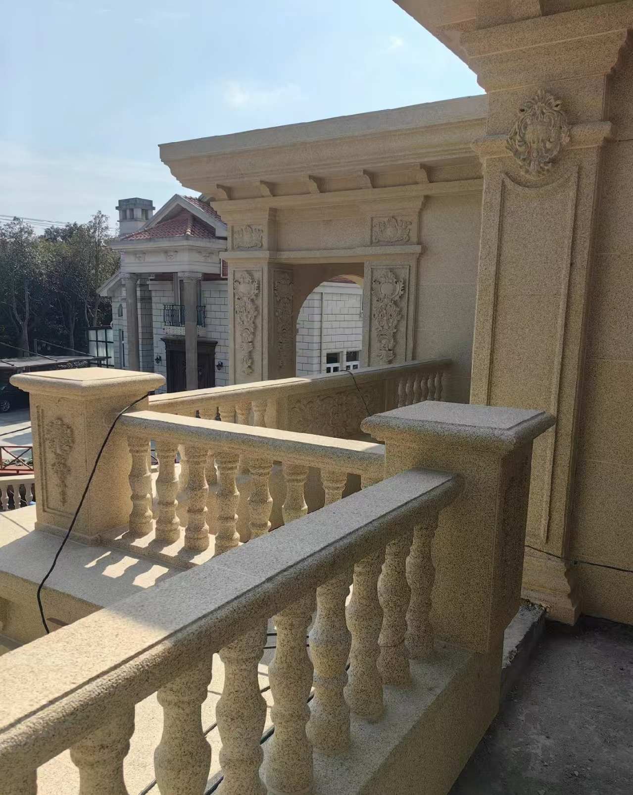 七台河 黄金麻别墅外墙干挂雕花配合阳台栏杆花瓶柱