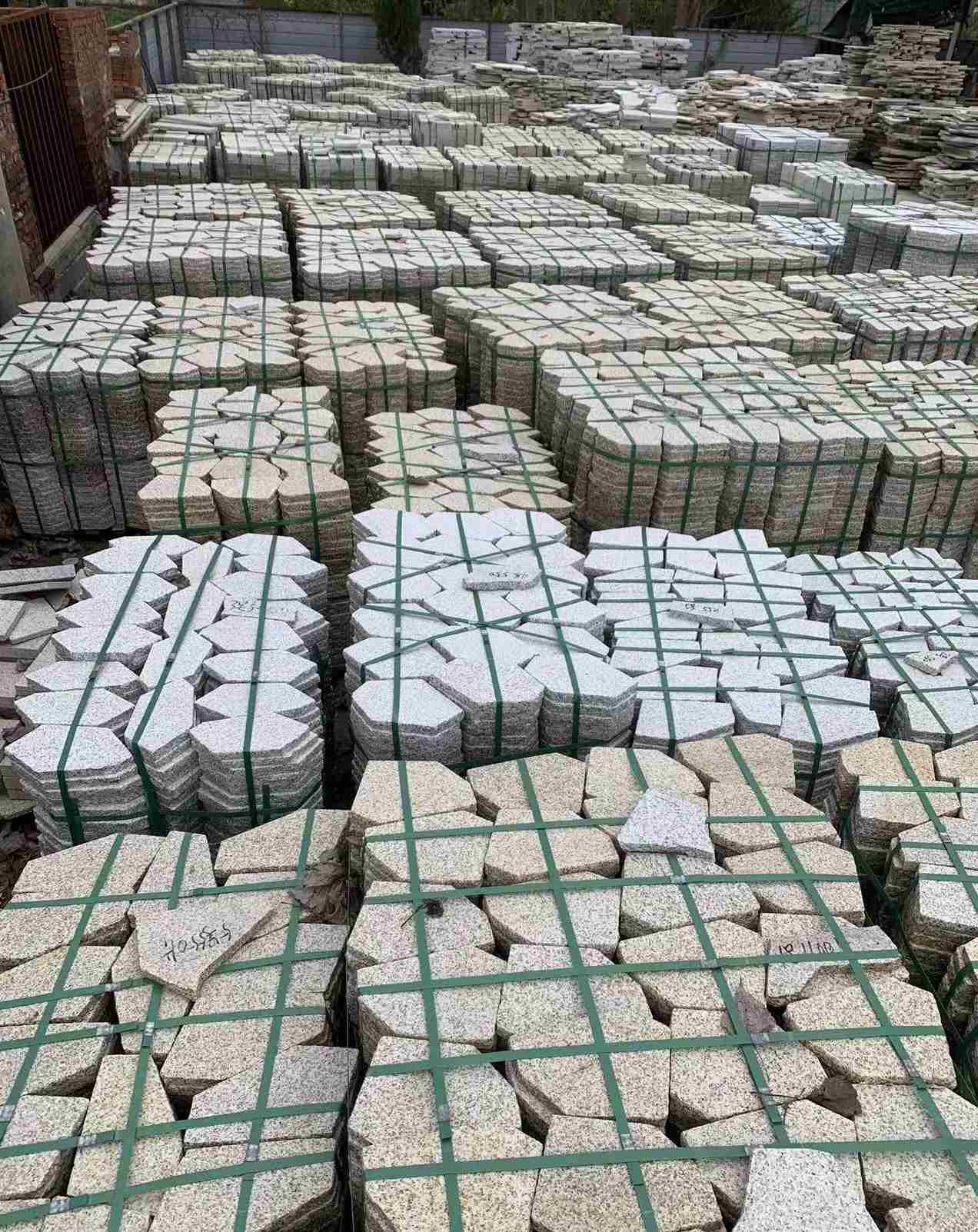 七台河 黄金麻白麻花岗岩荔枝面地铺石(冰裂纹)