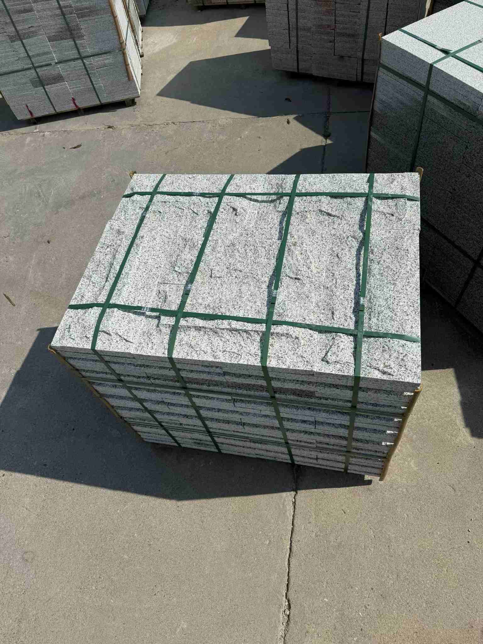 七台河 白麻花岗岩石材自然面蘑菇石成品