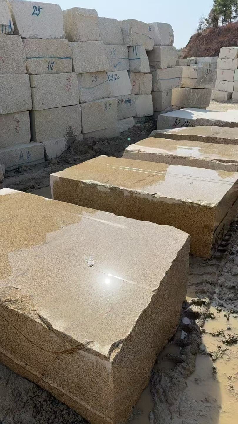 七台河 黄金麻方料堆场洗料分选中，原材料充足