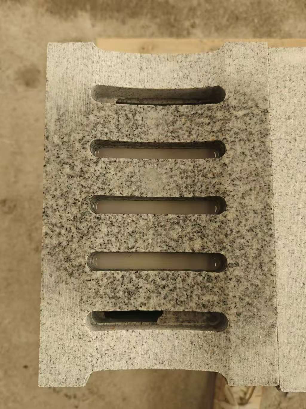 七台河 芝麻白拉丝面花岗岩U型开槽排水槽